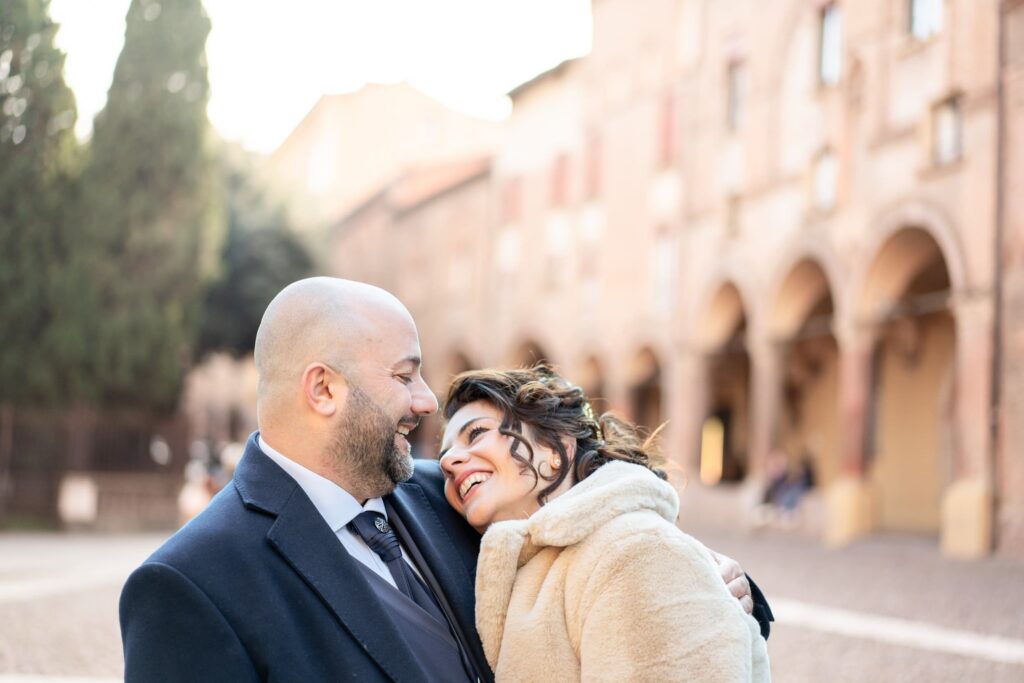 Coppia di sposi abbracciati in atmosfera invernale