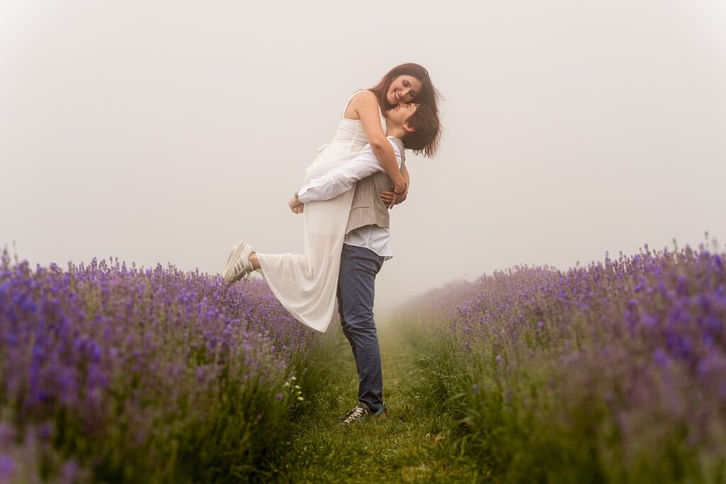 ragazzi che si abbracciano in un campo di lavanda